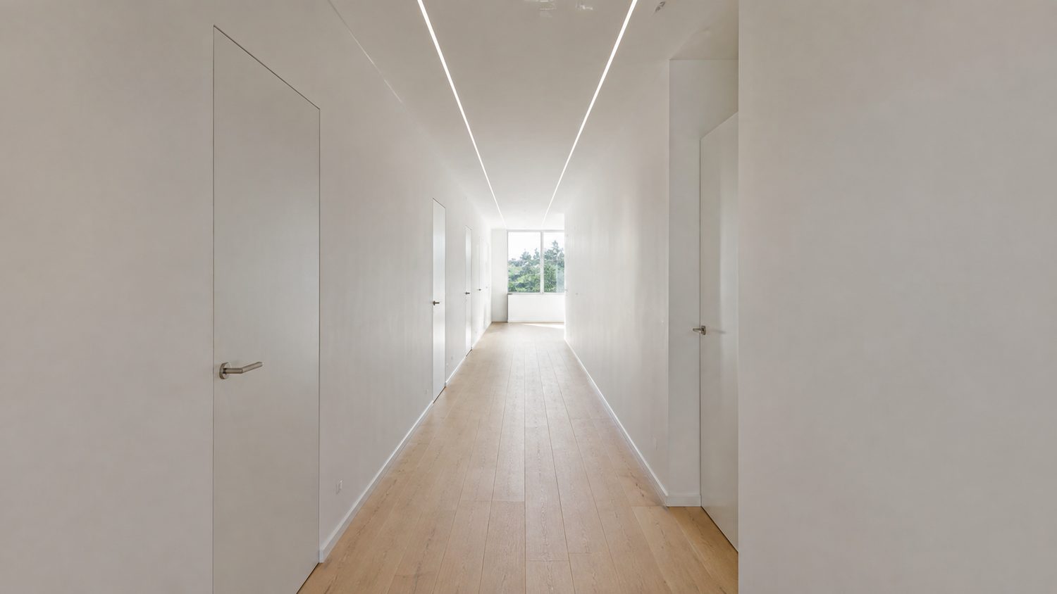 Pasillo de vivienda nueva con carpintería instalada